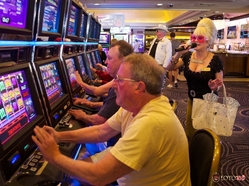 Người chơi trải nghiệm máy Slot tại Casino