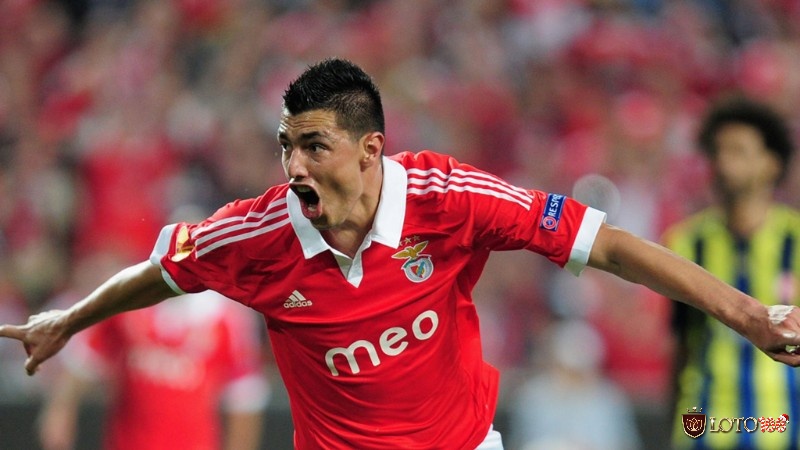 Oscar Cardozo thi đấu xuất sắc trong màu áo CLB Benfica ở C2
