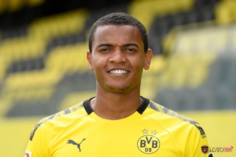 Trung vệ Manuel Akanji khoác áo đội tuyển Dortmund tham gia giải Bundesliga