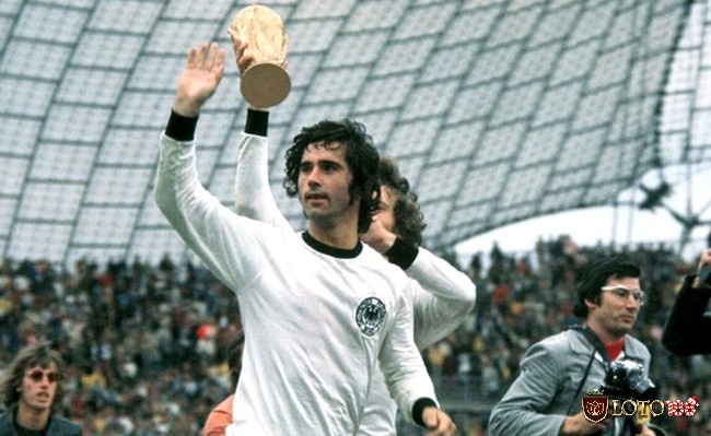 Nhờ tài năng thiên bẩm, tiền đạo hay nhất Bundesliga Gerd Müller nhận danh hiệu Quả bóng vàng cao quý năm 1970