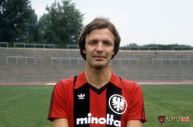 Charly Körbel thi đấu 602 trận cho CLB Eintracht Frankfurt từ năm 1972 - 1991