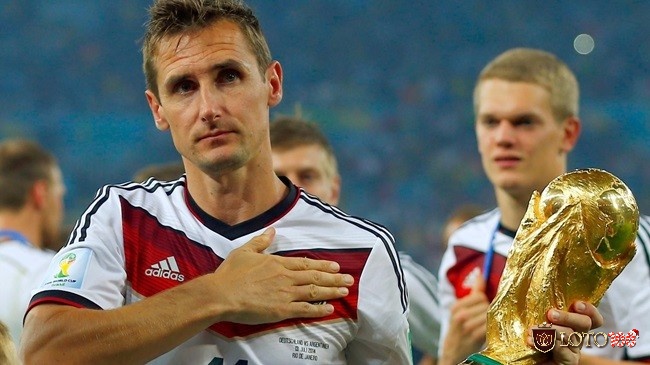 Miroslav Klose ( ĐTQG Đức) là cầu thủ ghi nhiều bàn thắng nhất World Cup