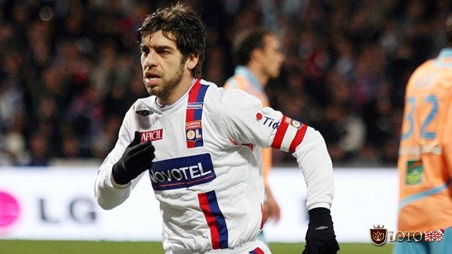 Khoác áo cho nhiều CLB lớn, tiền vệ Juninho Pernambucano đã 7 lần vô địch Ligue 1