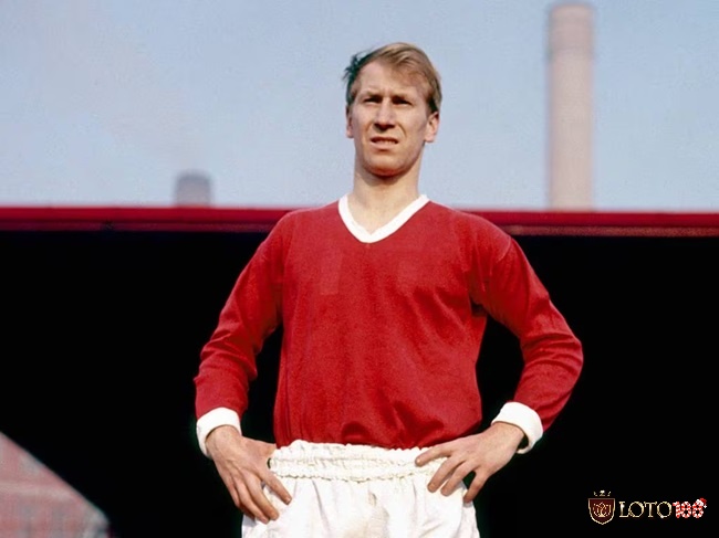 Huyền thoại Man Utd Bobby Charlton giành được quả bóng vàng vào năm 1966